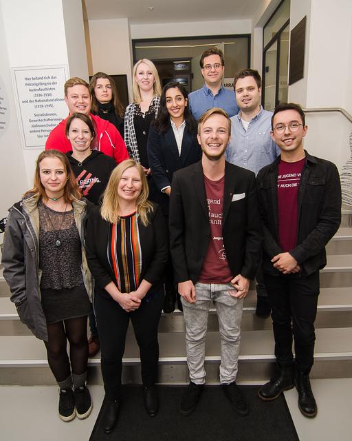 Der neu gewählte Vorstand der Jungen Generation in der SPÖ Tirol (mit Bundesvorsitzenden Claudia O'Brien.
Hinten: Miriam Wichmann (IL), Evelyn Müller (LZ), Christoph Staffner (IL)
Mitte: Claudia O'Brien, Philipp Pflaume (LA), Eda Celik (IM), Robert Palaver (SZ)
Vorne: Valentina Ritzer (KU), Rita Gruber (I), Johannes Reinstadler (IM), Daniel Veselinovic (KU)