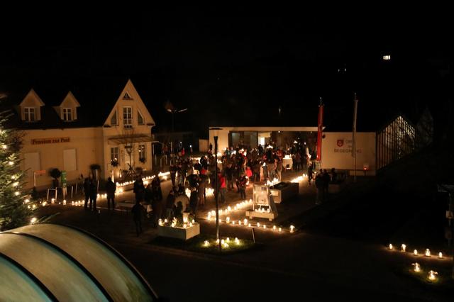 Zu Adventbeginn: Der Ort der Begegnung in Bad Blumau erstrahlte im Kerzenschein.