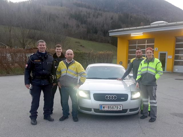 Die Polizei und ÖAMTC beim Stützpunkt der Gelben Engel bei Weißenbach/Gloggnitz.