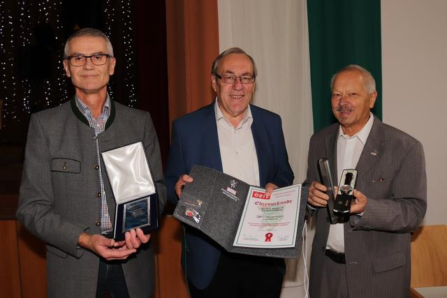 Ernst Meixner bekam eine Ehrenurkunde und eine ÖZIV-Armbanduhr überreicht.