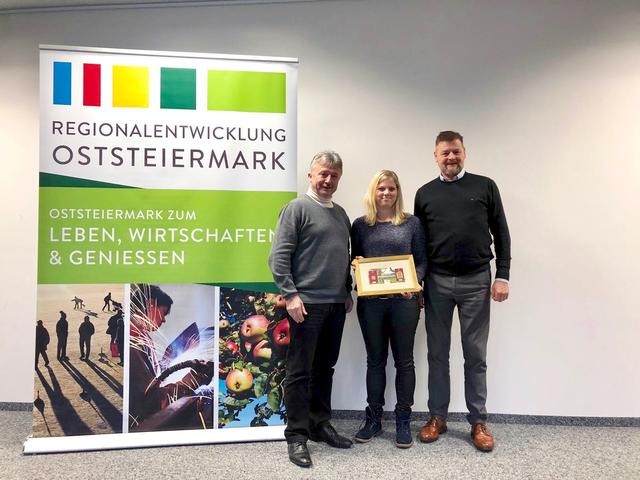 REO-Vorsitzender LAbg. Hubert Lang und Horst Fidlschuster überreichten den Preis Tanja Schickbichler aus Strallegg.