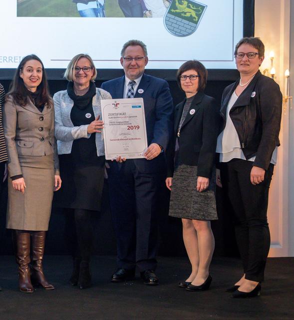 V. l.: Bundesministerin Ines Stilling, Projektleiterin Roswitha Öhler, Bürgermeister Klaus Falkinger, Kindergartenleiterin Renate Praher und Vizebürgermeisterin Stefanie Zauner. | Foto: Foto: Harald Schlossko