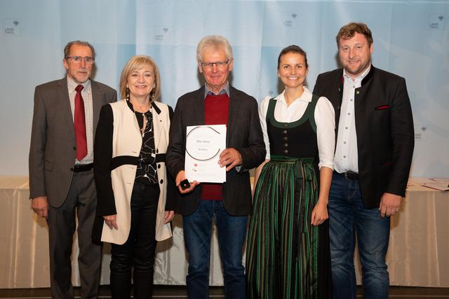Ehrung: Oswald Wörle, LR Beate Palfrader , Max Senn, LA Bettina Ellinger und Bgm. Florian Klotz (v.l.).
 | Foto: Victoria Hörtnagl
