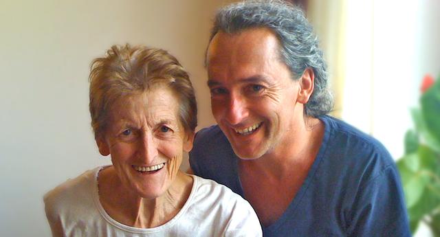 Elfriede Roggenhofer mit ihrem Sohn Günter.