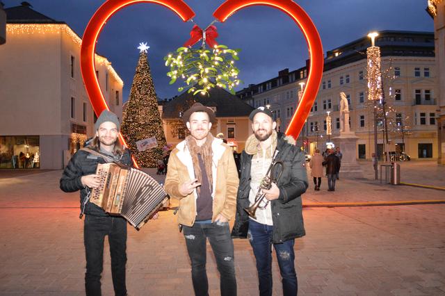 Das große Herz mit dem Mistelzweig am Hans-Gasser-Platz steht perfekt als Symbol für ihren aktuellen Erfolgssong „Es gheat anfoch mehr gschmust“. Die Band Matakustix gastiert am 14. Dezember in der Villacher Innenstadt.  | Foto: Stadtmarketing