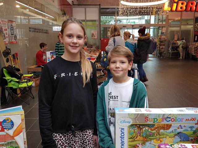Armin und Marie Schrittwieser beim Spielzeug-Flohmarkt in Wieselburg.