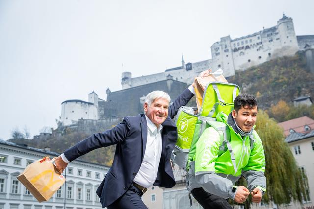 Start von McDonalds Delivery in Salzburg. Im Bild: McDonalds Franchicenehmer Michael Heinritzi mit Mjam-Fahrrad-Lieferanten