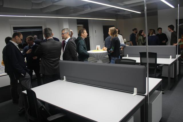 Sechs Arbeitsplatze, Küche, Besprechungsraum und eine beeindruckende Terrasse sorgen für das perfekte Ambiente für Jungunternehmer.