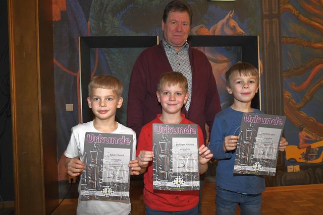 U8 Blitzschach Raber Eduard Rang 2 / Wallinger Nikolaus (Bgld) Rang 1 / Matthias Liam (OÖ) Rang 3 / Im Hintergrund ÖSB President Christian Hursky | Foto: ÖSB / Erich Gigerl