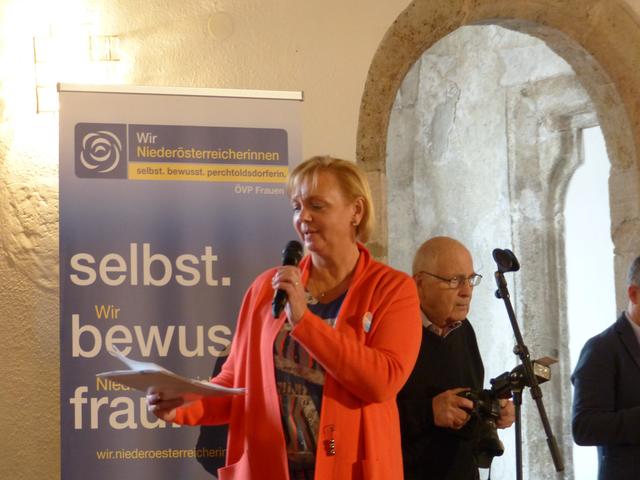 GfGRin Andrea Kö unterstüzt die Kampagne "Orange the World!" | Foto: Linda Wallner-Coen