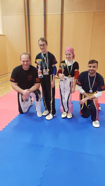 v.l.n.r. Trainer Markus Woger, Joel Woger, Laura Wolkenstein, muhammad "Mehdi" Jafari