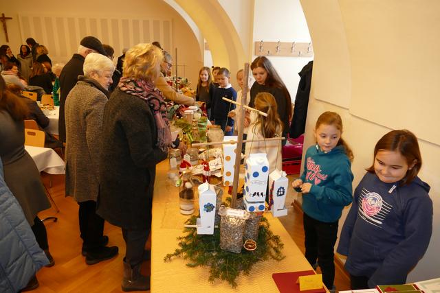 Viele Messbesucher nutzten die Gelegenheit zum Erwerb von Geschenksartikeln aus Kinderhand