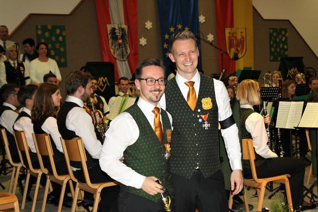 Übergabe an den neuen Kapellmeister: Alexander Pock (li.) übernahm die Leitung von Manfred Schlögl (re.)