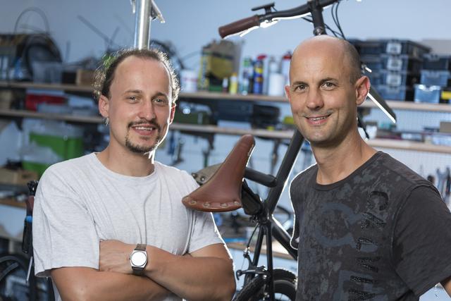 Die Brüder Thomas und Michael Rath produzieren in Wagna jährlich zwischen 3.000 und 4.000 E-Bikes.