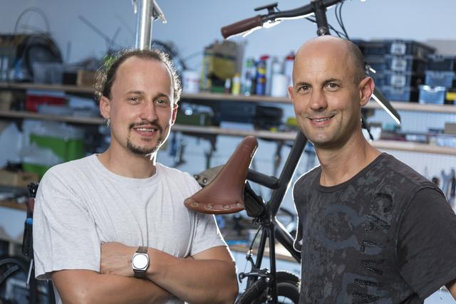 Die Brüder Thomas und Michael Rath produzieren in Wagna jährlich zwischen 3.000 und 4.000 E-Bikes.  | Foto: Werner Krug