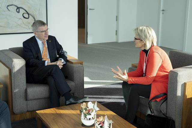 IOC-Präsident Thomas Bach im Gespräch mit Sportlandesrätin Petra Bohuslav | Foto: Greg Martin