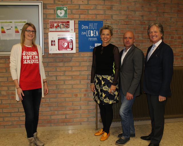 BRG Pichelmayergasse: Mag. Carina Koppensteiner, Direktorin Mag. Margit Wochesländer, Harald Krenn (UNIQA Betreuer der Schule), UNIQA Regionalleiter Karl Enzinger (von links nach rechts)