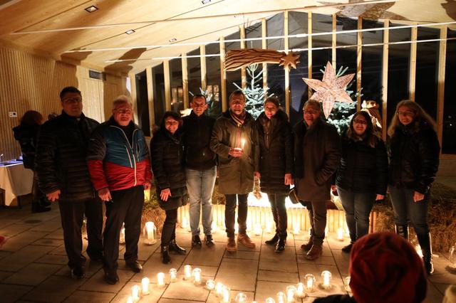 Die Kurkommission, um Vorsitzende Dir. Melanie Franke (4.v.r.) eröffnete die Adventfeier am Ort der Begegnung.