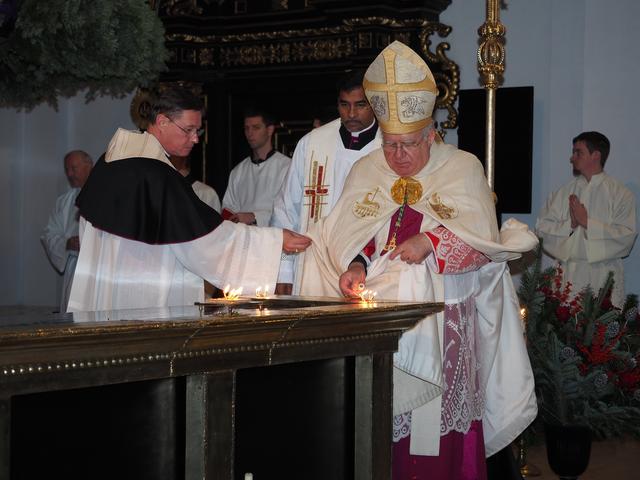Stadtpfarrer Markus Plöbst mit dem Apostolischen Nuntius Pedro López Quintana bei der Altarweihe.