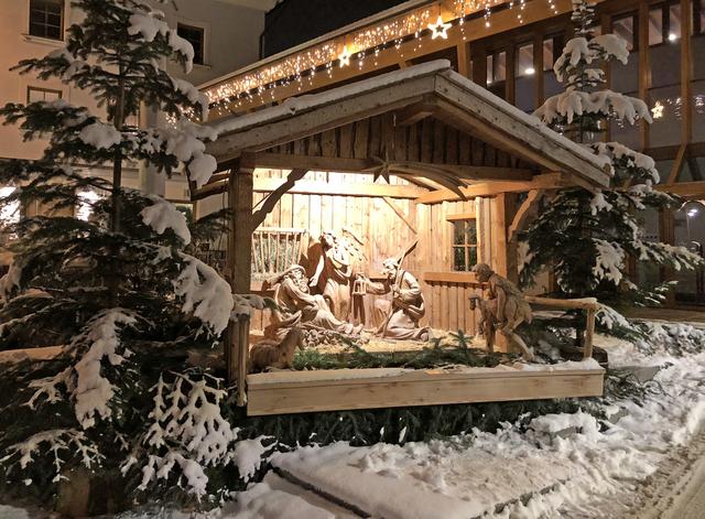 Krippe am Dorfplatz in Aldrans , ein besinnlicher Ort in der advent und weihnachtszeit.