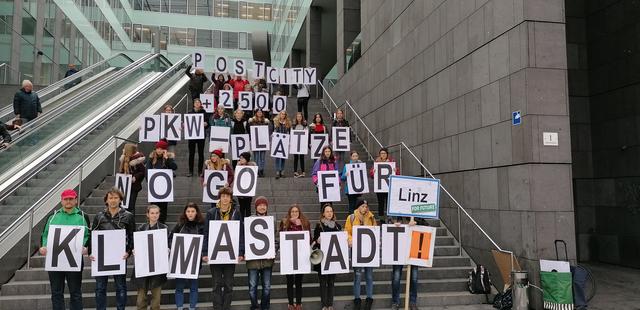 Buchstabenaktion beim Klimastreik: 2.500 Parkplätze mehr am Bahnhof führen nur zu mehr Autoverkehr, so die Aktivisten.
