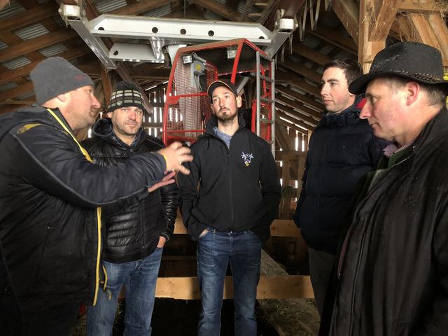 Alexander Bernhuber (2.v.re.) am Hof der Familie Siegele im Paznaun. Gemeinsam mit Funktionären des Tiroler Bauernbundes machte sich der Niederösterreicher ein Bild vom extremsten Bergbauernbezirk Tirols, Landeck. | Foto:  Tiroler Bauernbund