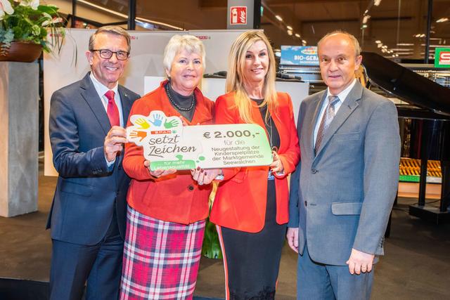 Zur Eröffnung überreichte Jakob Leitner, Geschäftsführer der SPAR-Zentrale Marchtrenk, einen Spendenscheck im Wert von 2.000 Euro zur Neugestaltung der Kinderspielplätze in der Marktgemeinde Seewalchen, an Karin Hemetsberger, Claudia Haberl und Bürgermeister Johann Reiter (v.l.). | Foto:  SPAR / PG Studios