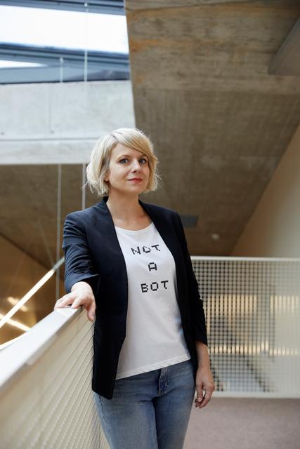 Martina Mara erhält den Frauenpreis in der Kategorie „Digitalisierung“.