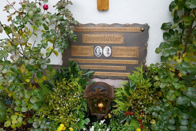 Die Grabstelle von Franz und Franziska Jägerstätter.