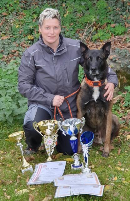 Staatsmeister und Landesmeisterin Petra Gaesslich mit ihre Hund "Jumping Jack Flash". | Foto: HSC WV