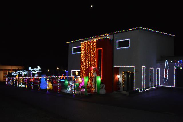 36.000 Lichter und 30 aufblasbare Figuren verwandeln das Haus der Familie Wiesenhofer in eine leuchtende Weihnachtswunderwelt.