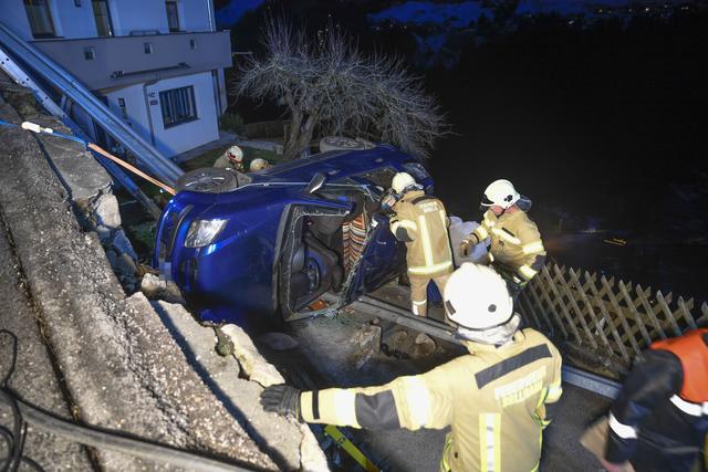 Die Beifahrerin wurde eingeklemmt und musste von den Feuerwehren mit der Bergeschere befreit werden.