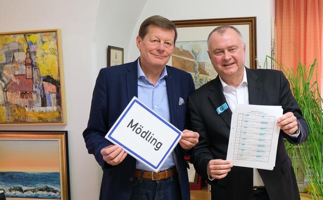 Bürgermeister Hans Stefan Hintner (r.) und Klubobmann Martin Czeiner präsentierten die Kandidaten der Mödlinger ÖVP für die Gemeinderatswahl am 26. Jänner.