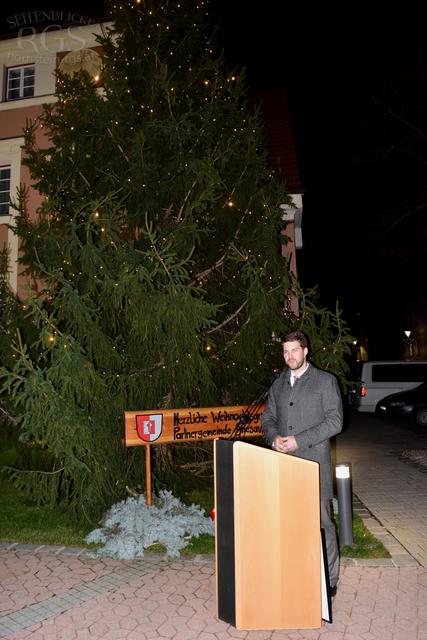 Bürgermeister Christoph Wolf bedankte sich bei der Partnergemeinde Gnesau für den Christbaum, der vor kurzem in Hornstein aufgestellt wurde.