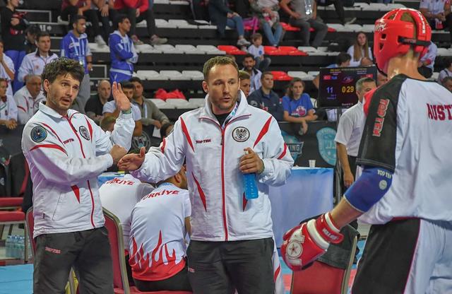 Trainer und Bundestrainer Michael Gerdenitsch (Mitte) erreicht mit seinen Top Fightern bei der WM in Antalya Gold und Doppelsilber für Österreich.