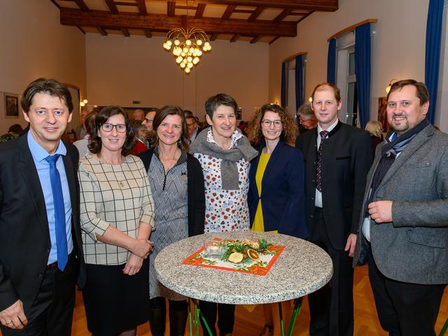 Freuten sich über ein erfolgreiches Caritas-Adventkonzert in Steinakirchen: Bezirkshauptmann Johann Seper, Christa Krahofer (Vorsitzende der ARGE Erlauftal für die Hauskrankenpflege), Gertraud Ehrgott (Caritas-Regionalstelle Scheibbs), Gertrude Daurer (Vorsitzende ARGE Kleines Erlauftal), Caritas-Regionalleiterin Elena Steinmaßl, Bürgermeister Wolfgang Pöhacker und Caritasdirektor Hannes Ziselsberger.
