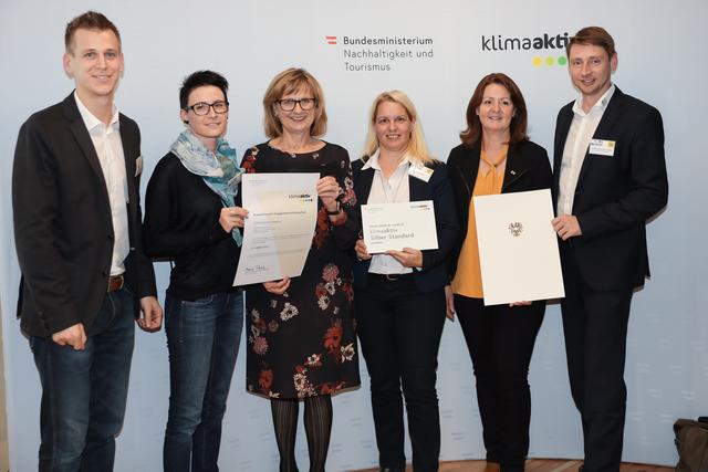 Die Bauherren des Vorzeigehauses (Harald Knor, Tamara Kminek) nahmen ihren Preis letzten Mittwoch freudig entgegen.