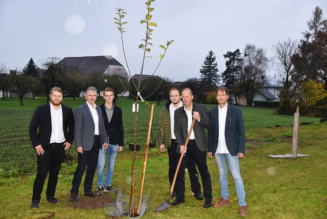 Als Zeichen der Nachhaltigkeit bei ihrem neuen Projekt wurden sechs Obstbäume gepflanzt.