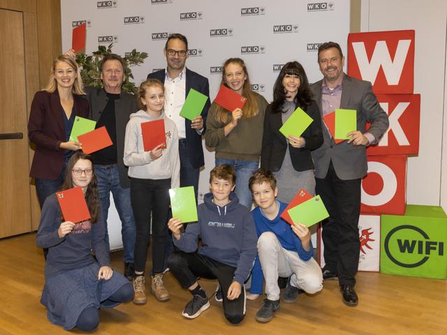 Bildungsstadträtin Elisabeth Mayr, Landesinnungsmeister Erich Moser, WK-Präsident Christoph Walser mit den Umfrage-Co-Autoren Nadja und Stefan Elmer (rechts) sowie Schülerinnen und Schülern bei den "Tiroler Energiegesprächen".