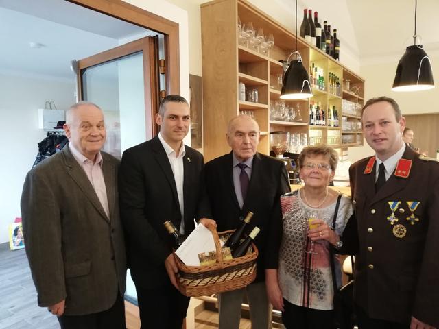 Franz Grand Obmann des Seniorenbundes Seebarn-Grafenwörth, Markus Gmeiner Ortsvorsteher, Jubilar Anton Kirchhofer, Gattin Herma Kirchhofer und Peter Hörzinger FF-Kommandant und Geschäftsführender Gemeinderat.