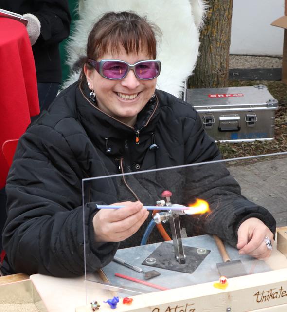 Anita Grüblbauer bei der Gestaltung von Glasperlen. | Foto: Alfred Jungwirth