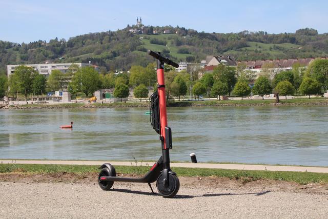 Am Weihnachtsmarkt fahren E-Scooter von Anbieter Tier 5 km/h.