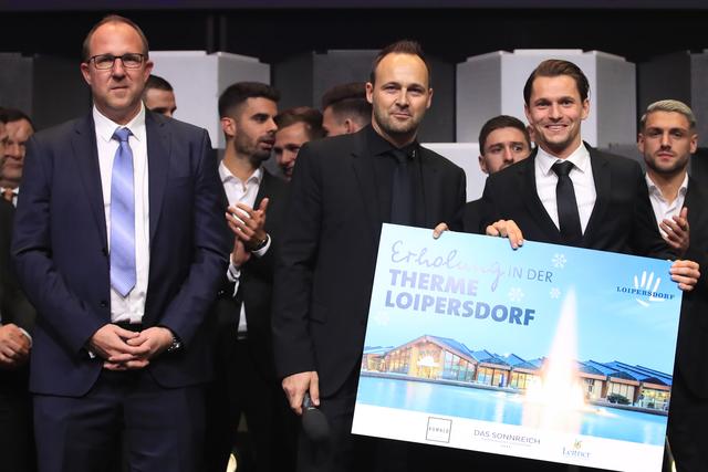 Auch für die Kampfmannschaft gab es Weihnachtsgeschenke: Stefan Hierländer nahm die Gutscheine von Günter Kreissl und Thomas Tebbich entgegen. | Foto: GEPA