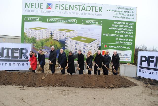 Beim Spatenstich: Vzbgm. Lisa Vogl, Bauunternehmer Frank Pfnier, Bgm. Thomas Steiner, Anton Mittelmeier, GR Ruth Klinger-Zechmeister, Hans Peter Halbritter, Angelika Mayer-Handler, Erwin Holzhofer, Richard Woschitz, Vzbgm. Istvan Deli (v.l.n.r.)