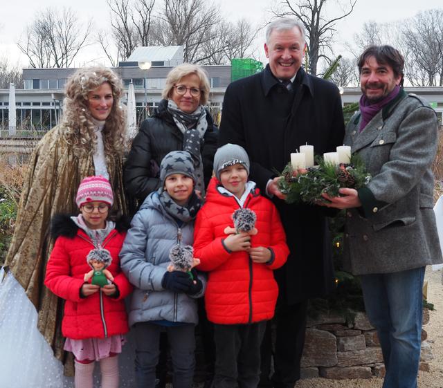 DIE GARTEN TULLN Christkind Carina, Landesrat Martin Eichtinger mit Gattin Kathrin, DIE GARTEN TULLN Geschäftsführer Franz Gruber und die Kinder Olivia, Mateo und David
