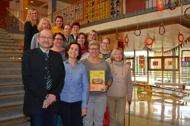 Arbeitskreisleiter GR Franz Oels und Elisabeth Kramreiter (Arbeitskreis Gesundheit & Soziales) mit Referentin Ilka Wiegrefe, Direktorin Heidi Rosenmayr (v. l.) und den Lehrerkolleginnen der Volksschule Zwettl-Hammerweg,