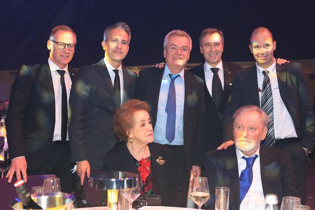 Amüsierten sich bei der Gala: Peter Schaller, Kurt Hohensinner, Anton Lang, Christian Jauk, Mario Haas mit dem Ehepaar Osim | Foto: GEPA
