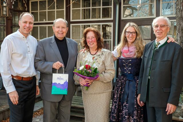 Im Bild von links: Thomas Magyar, Bgm. A.D. August Breininger gratulierte im Namen der Stadtgemeinde Baden, Elisabeth Magyar-Hallenstein, Heidi Magyar-Koch, Anton Magyar