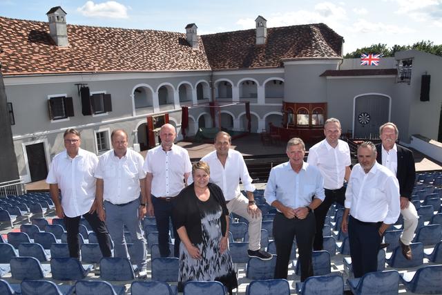 Den Kauf von Schloss Tabor durch das Land verkündeten Hans Peter Doskozil (2. von rechts) und Dietmar Kerschbaum (4. von links) mit Bürgermeistern des Bezirks. | Foto: Martin Wurglits