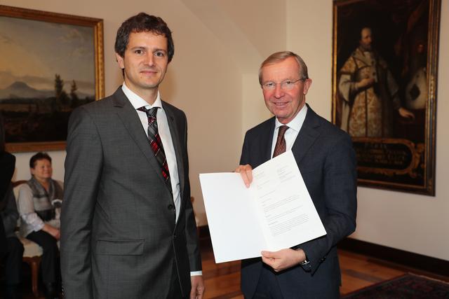 Vereidigung Ziviltechniker durch Landeshauptmann Wilfried Haslauer, hier mit Norbert Zehentner aus Leogang. | Foto: Land Salzburg / Franz Neumayr